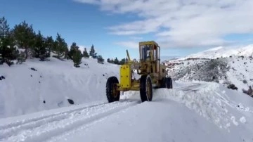 Kemah'ta kar temizleme çalışmaları aralıksız sürüyor