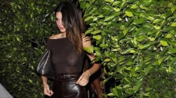 Kendall Jenner, iç çamaşırsız giydiği transparan bluzla dikkat çekti