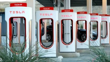 Keşke Türkiye'de de olsa: Tesla 1950'ler konseptinde şarj istasyonları kuruyor!