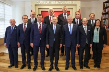 Kılıçdaroğlu ile CHP'li belediye başkanlarının toplantısından dikkat çeken kare