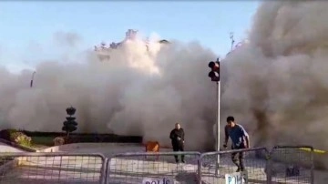 Kilis'te panik anları! Ağır hasarlı bina yıkım sırasında çöktü