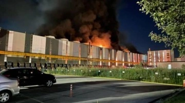 Kocaeli'de demir çelik fabrikasında çıkan yangına müdahale ediliyor