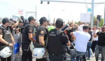 Kocaeli'de servisçilerden belediye önünde 'P' plaka eylemi