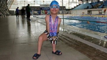 Kolları olmadan doğdu, bir bacağı kısaydı, ilk şampiyonasında 8 madalya topladı!