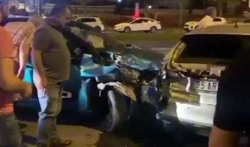 Kontrolden çıkan araç, park halindeki 2 otomobile çarptı: 6 yaralı