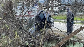 Kontrolden çıkan otomobil evin bahçesine devrildi