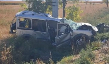 Konya'da hafif ticari araç, direğe çarptı: Sürücü ve eşi öldü, 3 yaralı