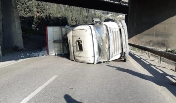Körfez'de taş yüklü kamyon devrildi,  D-100 İstanbul yönü ulaşıma kapandı