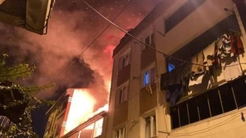 Korku içinde izlediler: Esenler’de iki katlı binanın çatı katı yandı!