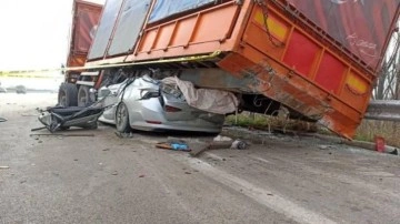 Korkunç kaza: TIR'ın altına giren otomobilin sürücüsü hayatını kaybetti