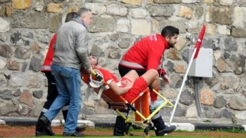Korkutan sakatlık! Kaleci ile çarpışan futbolcunun 3 kaburgası kırıldı
