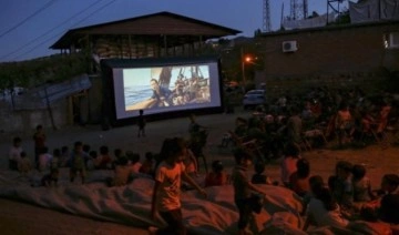 Köy Yaşam Merkezine gelen çocuklar açık havada sinema keyfi yaşadı