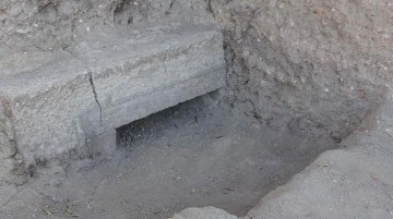Köydeki kazı sırasında bulunan kapı heyecan yarattı! Arkeologlar içeri girmek için sabırsızlanıyor