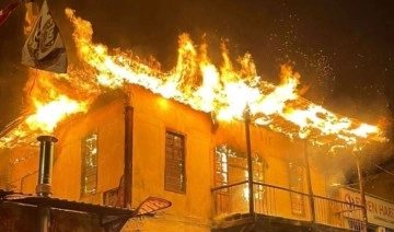 Kozan'da iki katlı binada çıkan yangın paniği!
