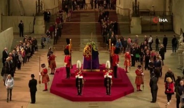 Kraliçe II. Elizabeth'in naaşını 250 bin kişi ziyaret etti