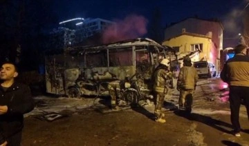 Küçükçekmece'de yangın paniği: 2 midibüs alev alev yandı