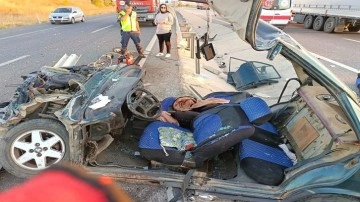 Kütahya'da feci kaza! Bariyerlere çarpan otomobil hurdaya döndü: 3 yaralı