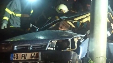 Kütahya'da otomobil direğe çarptı, 3 kişi yaralandı
