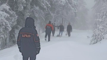 Kütahya'da yoğun kar nedeniyle ormanda mahsur kalan 3 işçi kurtarıldı