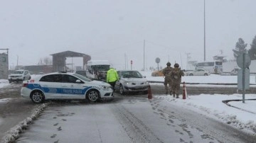 Kuvvetli kar yağışı etkili oluyor! Yol ulaşıma kapatıldı