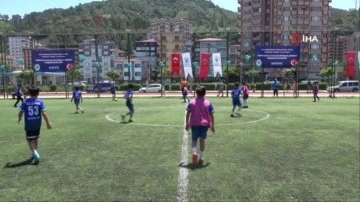 Mahalle muhtarları çocuk futbol turnuvasında teknik direktörlük yaptı
