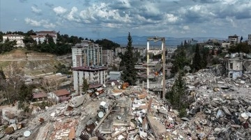 Malatya'da 4 katlı bina çöktü: Enkaz altında kaldılar