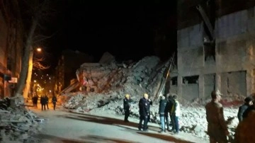 Malatya'da 4.5 büyüklüğündeki depremde 4 katlı bina çöktü