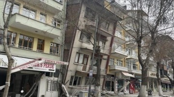 Malatya'da 4,7 büyüklüğünde deprem sonrası bir bina öne doğru eğildi, cadde kapatıldı