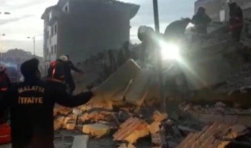 Malatya'da ağır hasarlı bina çöktü: 1 kişi enkaz altında