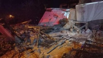 Malatya'da ağır hasarlı metruk bina çöktü