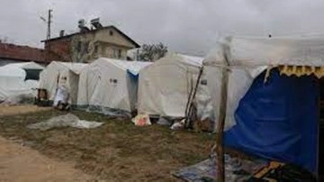 Malatya'da depremzedelerin kaldığı konteyner ve çadırlar ilaçlanıyor