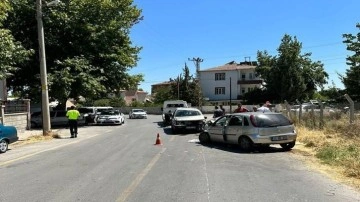 Malatya'da iki araç kafa kafaya çarpıştı! 6 kişi yaralandı