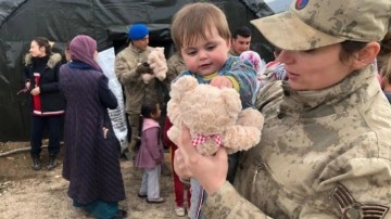 Malatya'da jandarmadan depremzede çocuklara bayram hediyesi