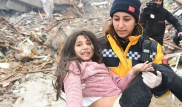 Malatya'da saatler sonra gelen mucize: 7 yaşındaki Elif ve ailesi enkazdan sağ çıkarıldı!