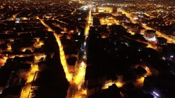 Malatya'yı sadece sokak ışıkları aydınlattı! Ayakta kalan apartmanlar karanlığa gömüldü
