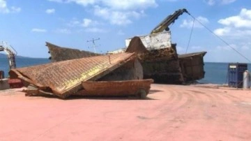 Maltepe Sahili'nde batan geminin parçaları yüzeye çıkartıldı