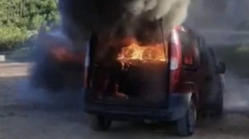 Maltepe'de hafif ticari araç alev alev yandı