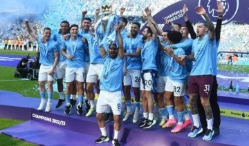Manchester City, şampiyonluk kupasını kaldırdı