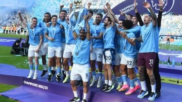 Manchester City'nin şampiyonluk kupası İlkay'ın ellerinde yükseldi