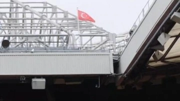 Manchester United Old Traffor'a Türk bayrağını dalgalandırdı! "Altay Bayındır için"