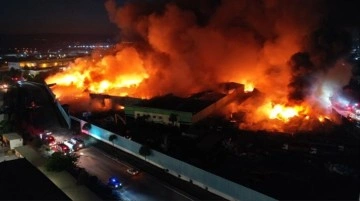 Manisa'da dev tesisteki yangın 16 saattir söndürülemiyor! Dumanlar İzmir'e ulaştı