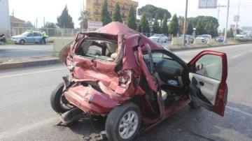 Manisa’da feci kaza: Otomobil hurdaya döndü