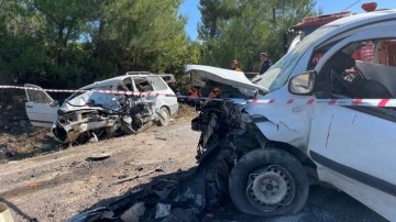 Manisa'da otomobil ile hafif ticari araç çarpıştı: 2 kişi öldü, 3 kişi yaralandı!