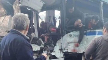 Manisa'da servis minibüsü ile çöp kamyonu çarpıştı çok sayıda yaralı var