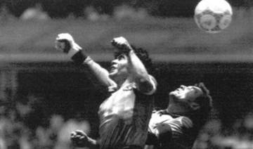 Maradona'nın 'Tanrı'nın Eli' Dünya Kupası topu, rekor fiyata satıldı