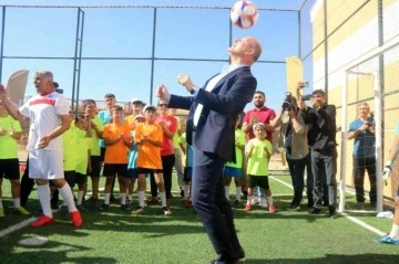 Mardin haber: İçişleri Bakanı Soylu, Mardin'de çocuklarla bir araya gelerek top sektirdi