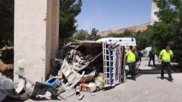Mardin’de hurda yüklü araç devrildi: 1’i ağır 2 yaralı