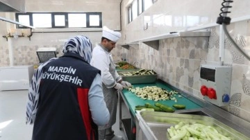 Mardin’de ihtiyaç sahiplerinin yüzünü güldürecek aşevi hizmette, 10 bin kişilik kapasitesi var