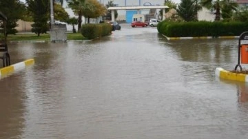 Mardin'de sağanak: Yollar göle döndü, ev ve iş yerlerini su bastı