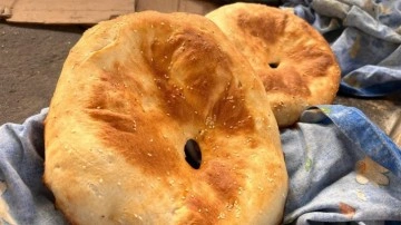 Mardin'de tandır başına geçen kadınlar günde 450 adet ekmek çıkartıyor